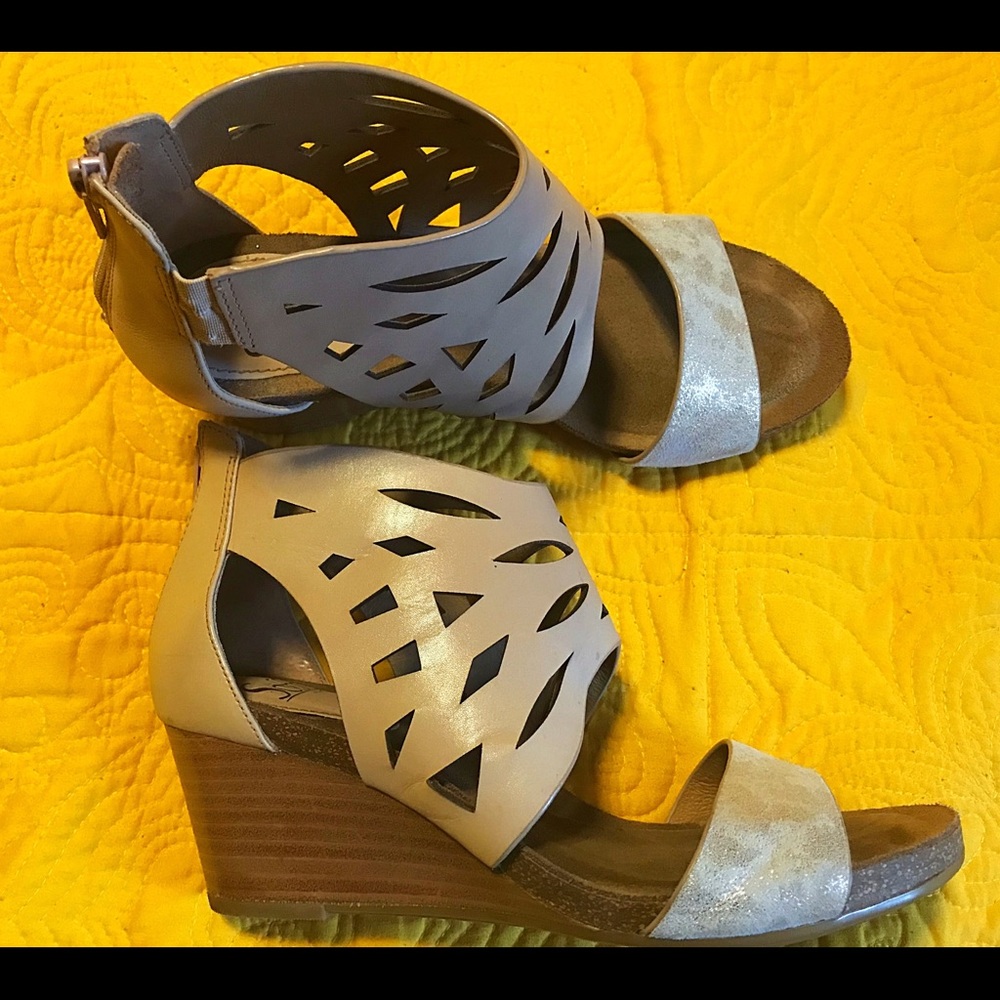 Blush & Ivory Mystic Leather Sandal by Sofft